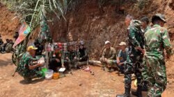 Istirahat Penuh Keakraban, Satgas TMMD ke-130 dan Warga Bangunjaya Makan Bersama di Tengah Pembangunan Jalan