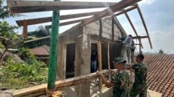 Bangun Kebersamaan, Satgas TMMD ke-130 Kodim 0605 Subang Bersama Warga Bangun Poskamling Desa Cupunagara