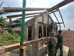 Bangun Kebersamaan, Satgas TMMD ke-130 Kodim 0605 Subang Bersama Warga Bangun Poskamling Desa Cupunagara