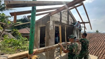 Bangun Kebersamaan, Satgas TMMD ke-130 Kodim 0605 Subang Bersama Warga Bangun Poskamling Desa Cupunagara