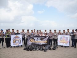 Jaga Kelestarian Lingkungan, Personel Polres Pangandaran Gelar Aksi Bersih Pantai Barat