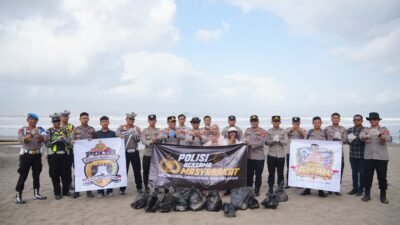 Jaga Kelestarian Lingkungan, Personel Polres Pangandaran Gelar Aksi Bersih Pantai Barat