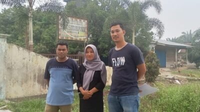 Wakil Ketua DPRD Kabupaten Pelalawan Tengku Azwardi Salurkan Bantuan Kursi Sekolah dari Dana Pokir